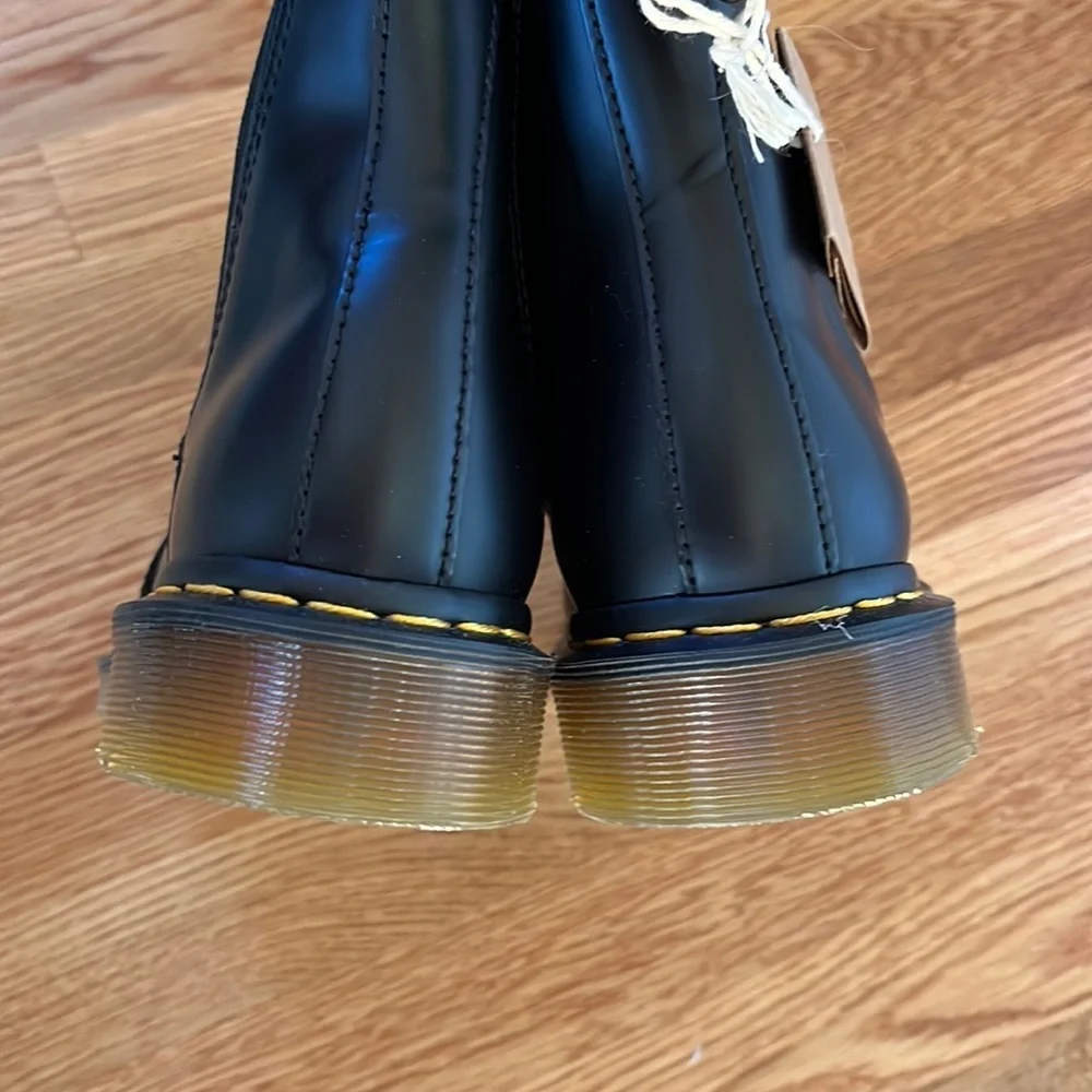 NWT Dr Martens Smooth Leather Chelsea Boots Size 8